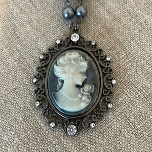 Short cameo necklace